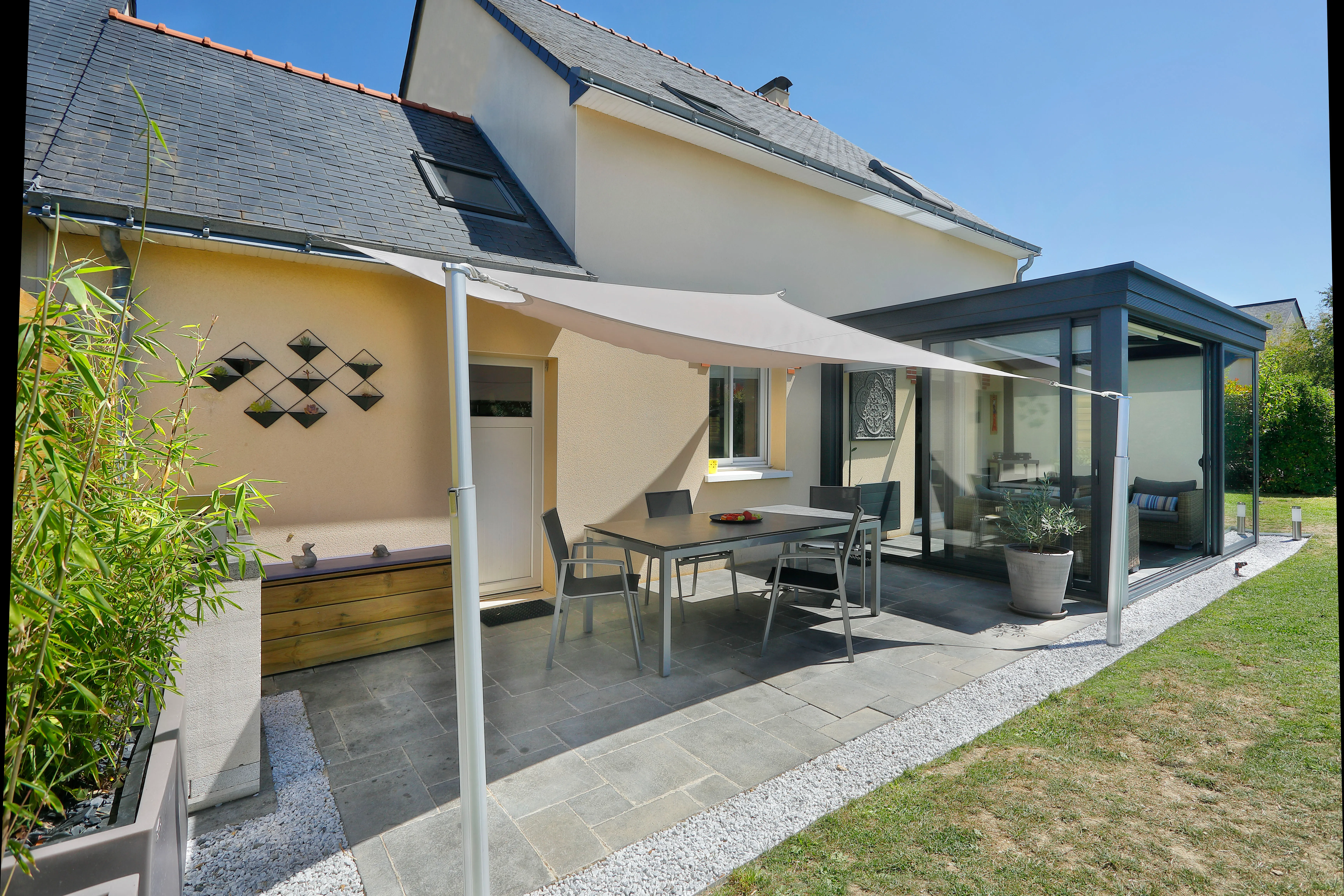 Vela de sombra protegiendo una zona de comedor de los rayos solares nocivos