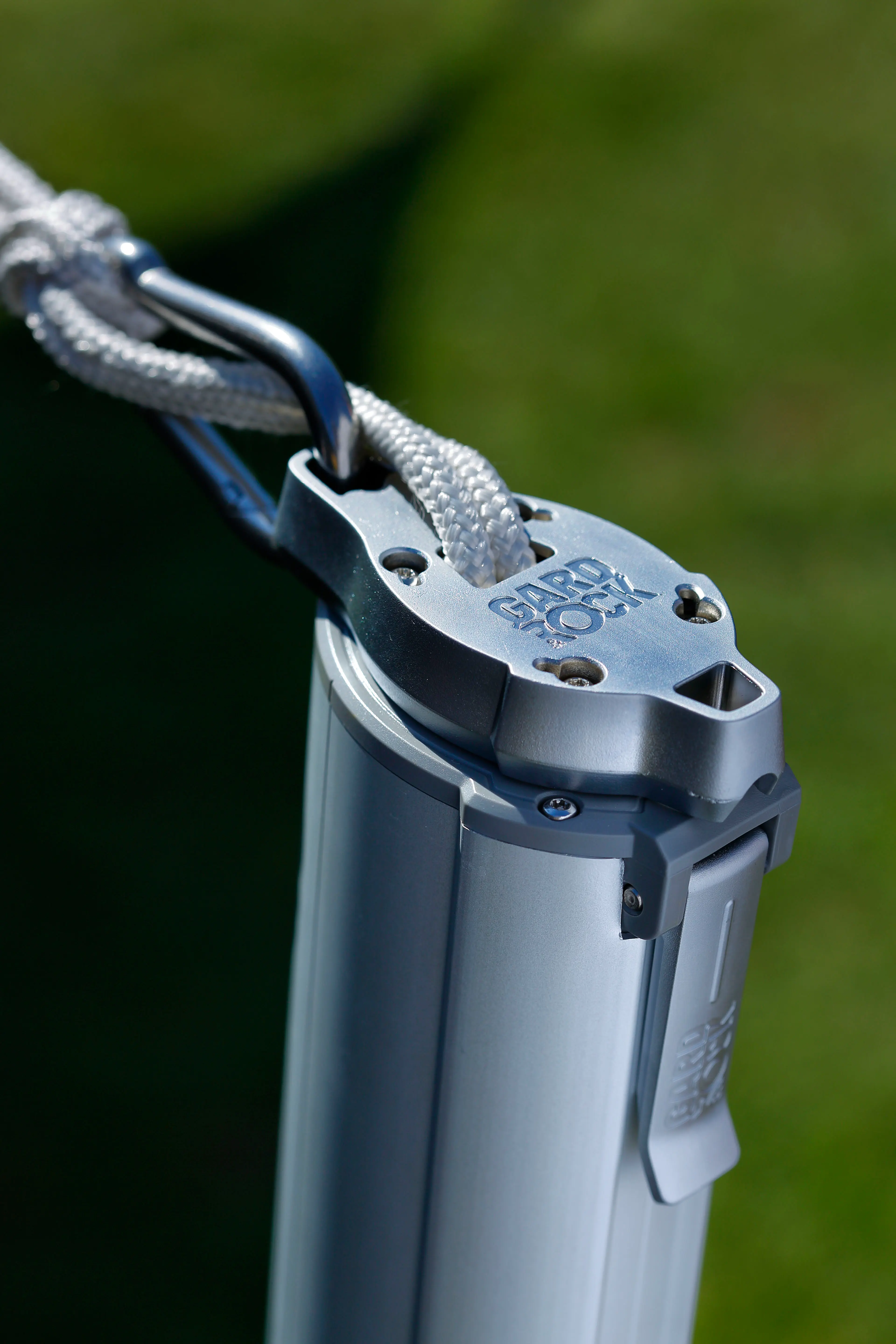 Mosquetón que fija fácilmente una vela con la cuerda bien guardada dentro del mástil