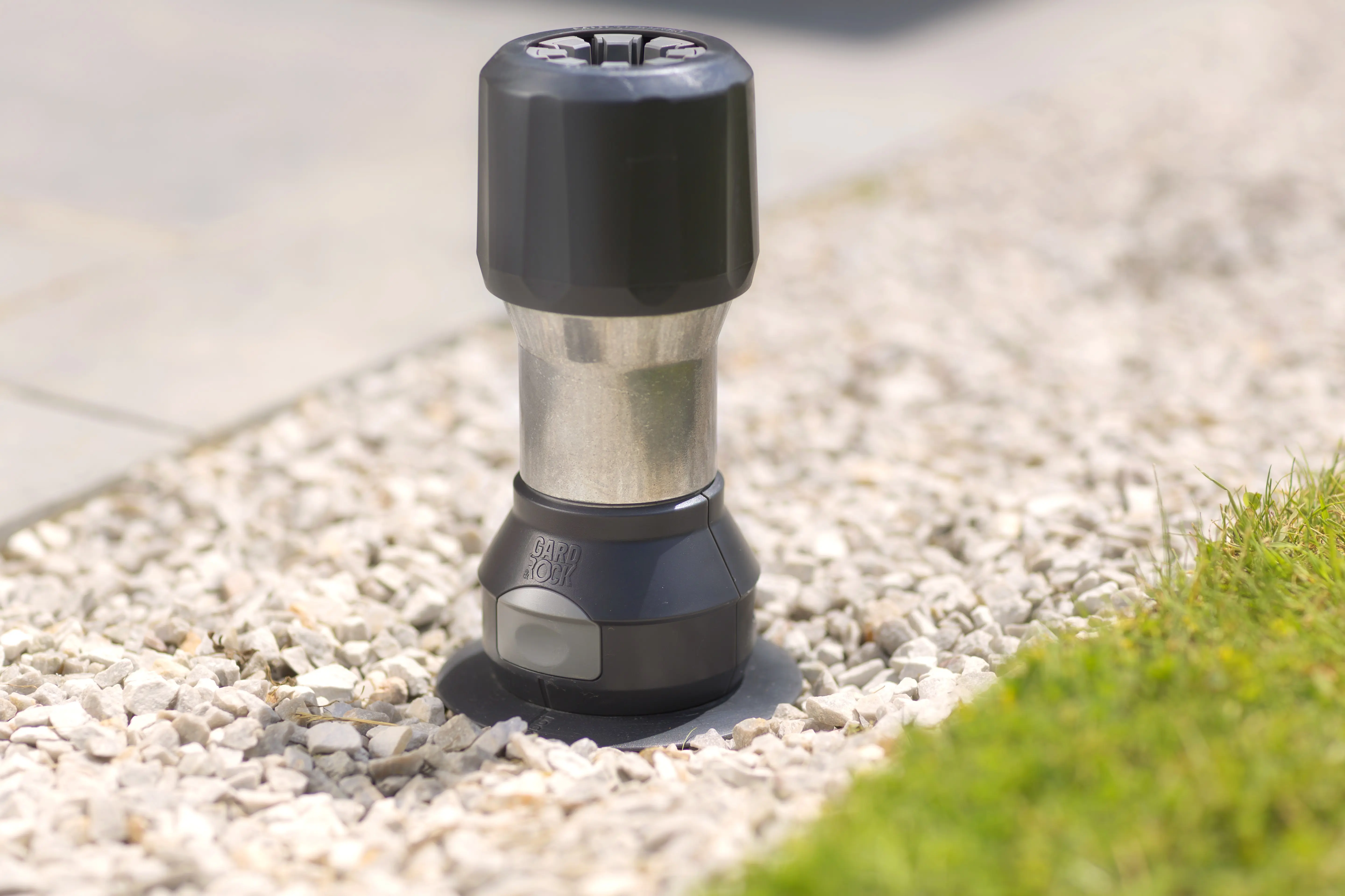 Base de parasol discreta que se encaja y se retira fácilmente