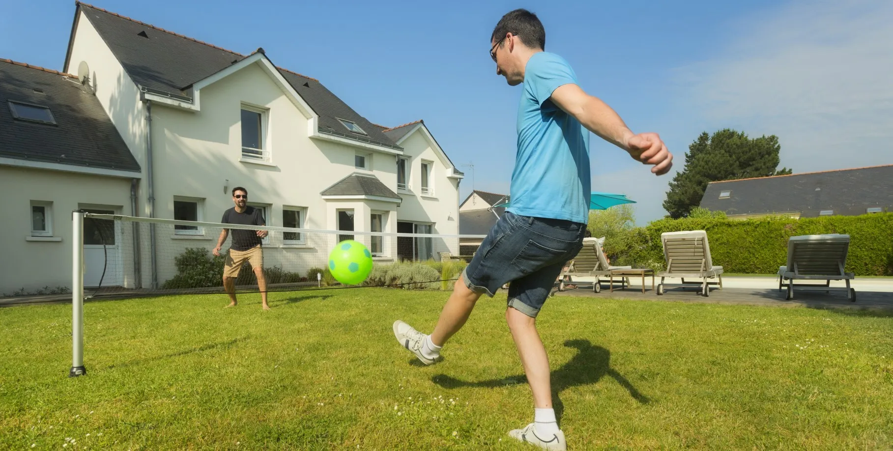postes Gard&Rock instalados en el suelo para fútbol-tenis entre amigos, momento de juego relajado al aire libre