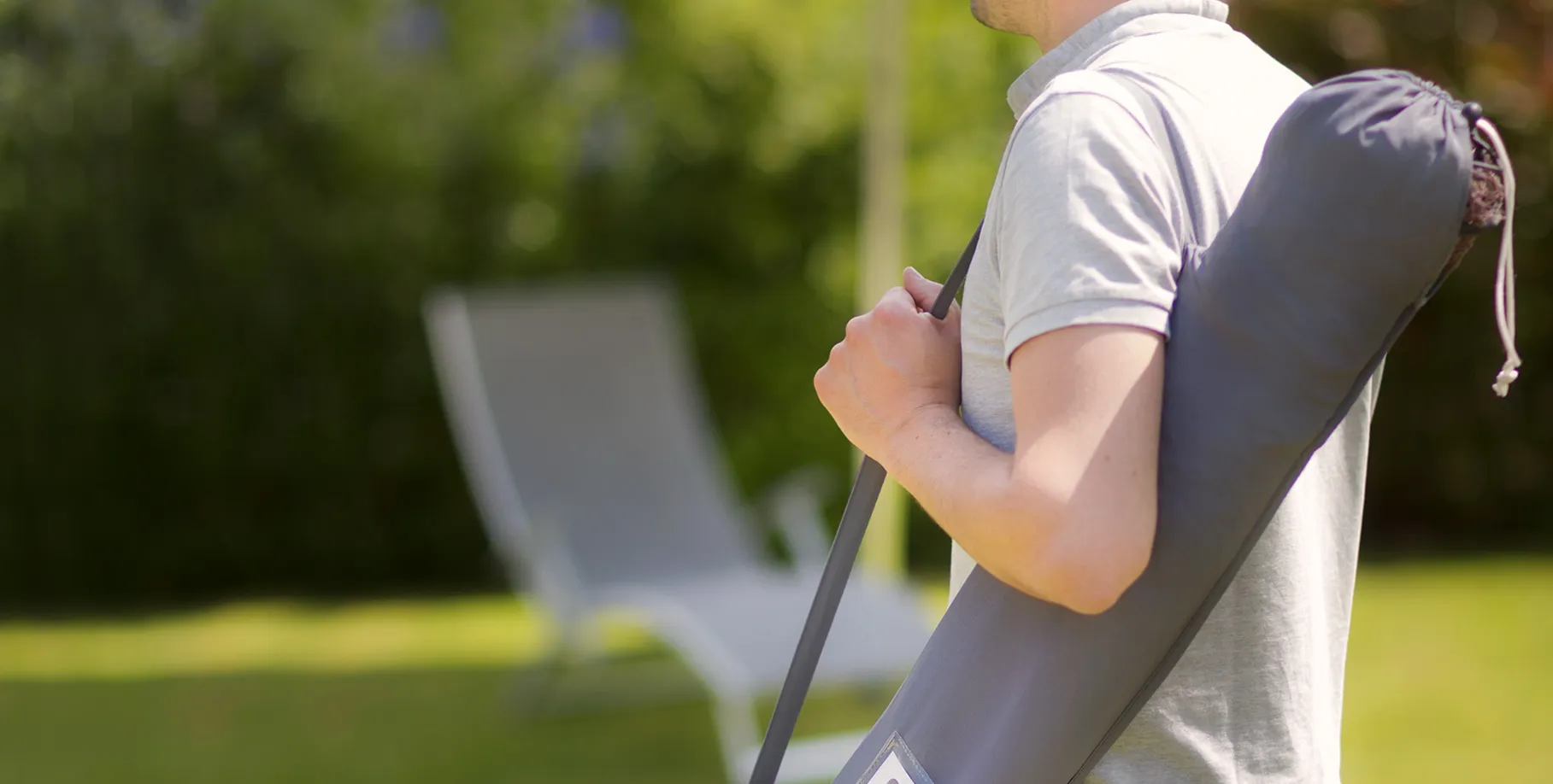 dos bases Gard&Rock atornilladas al suelo y postes transportables en su funda, sistema práctico y fácil de usar en cualquier lugar