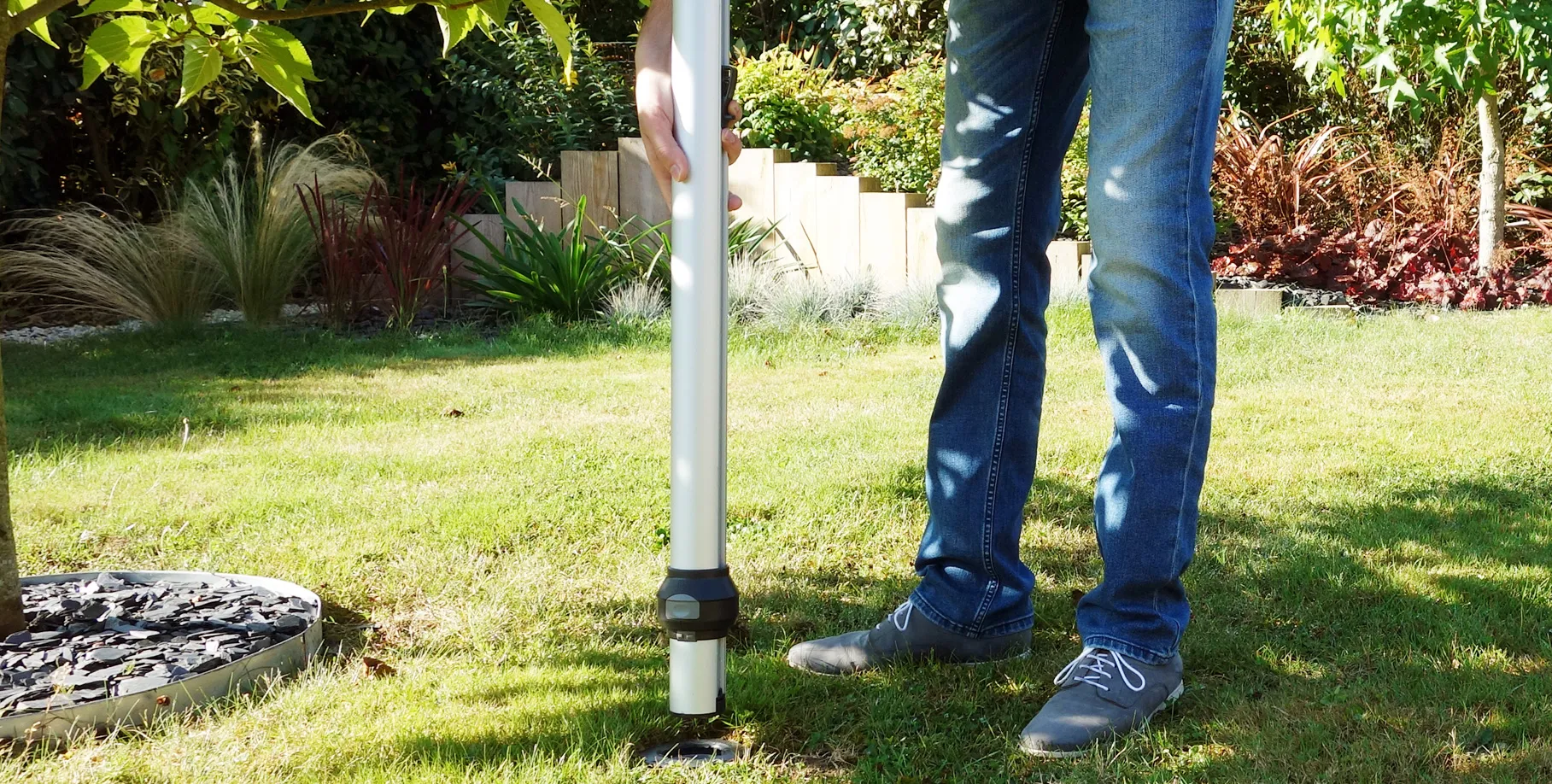 fijación rápida de poste Gard&Rock encajado en base de anclaje atornillada al suelo, instalación sencilla sobre césped