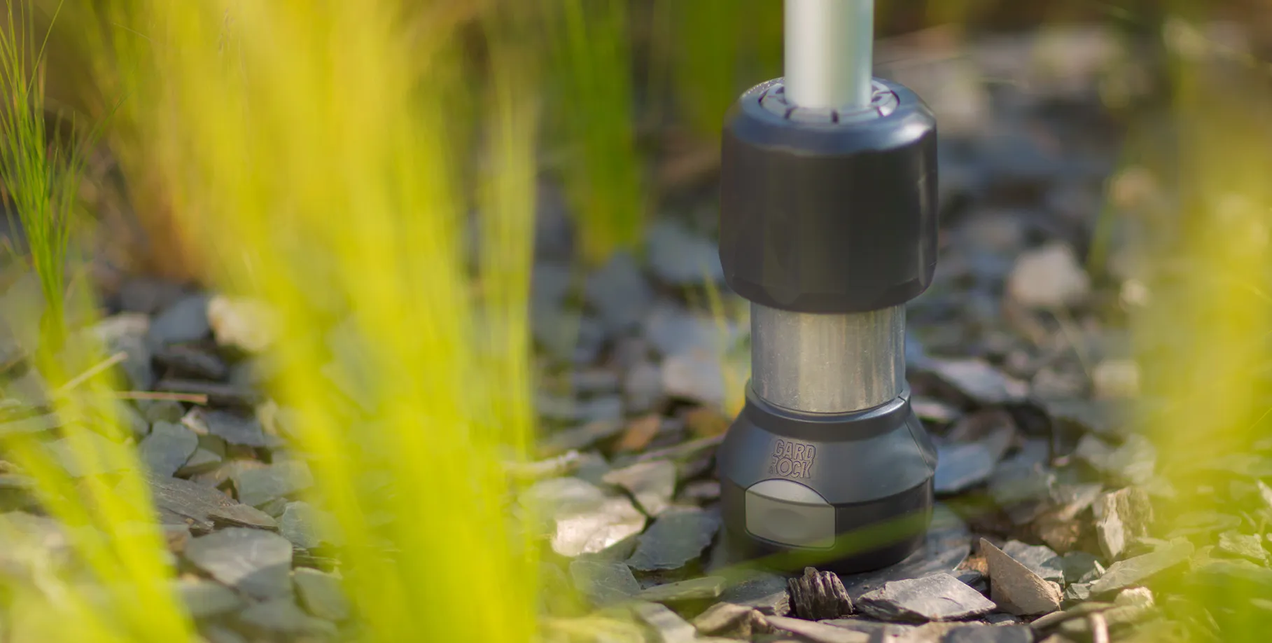 base de anclaje Gard&Rock atornillada en macizo decorativo con virutas de madera, fijación invisible para soporte exterior