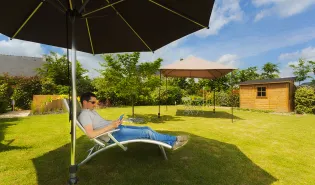 Cómo crear sombra en el jardín: 5 soluciones eficaces y duraderas