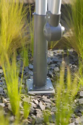 Ancrage parasol dans massif de fleur