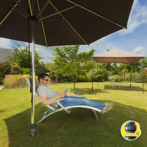 Clipsage au sol parasol écru Gard&Rock, support rapide sur pelouse, installable sans outil lourd