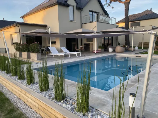 Fixation parasol déporté abords de piscine