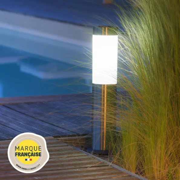 Baliza solar LED para iluminar un sendero, luz cálida y suave blanco cálido