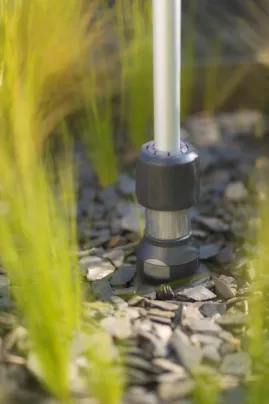Fixation parasol dans massif de fleur
