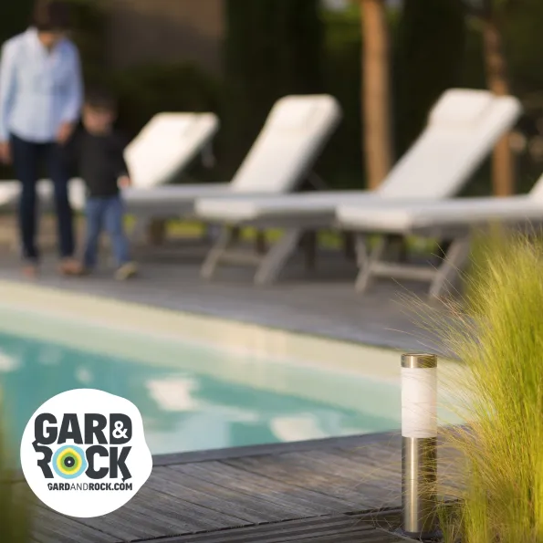 Mini farola solar exterior, iluminación LED discreta para mobiliario de jardín