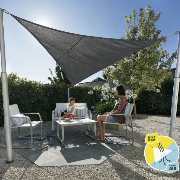 Toldo de sombra instalado en terraza, creando un espacio sombreado y con estilo para comer al aire libre.