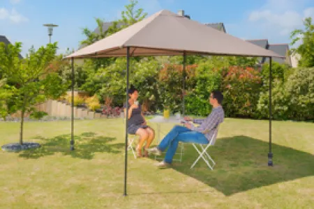 Sistema de sujeción para pérgola sin losas de peso ni patas voluminosas, fijación discreta y estable en exteriores abiertos.