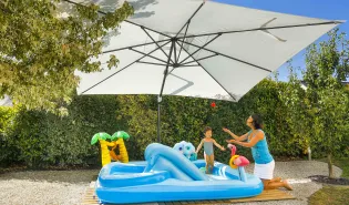 ¿Qué parasol elegir para una piscina? Guía práctica para crear sombra de forma eficaz