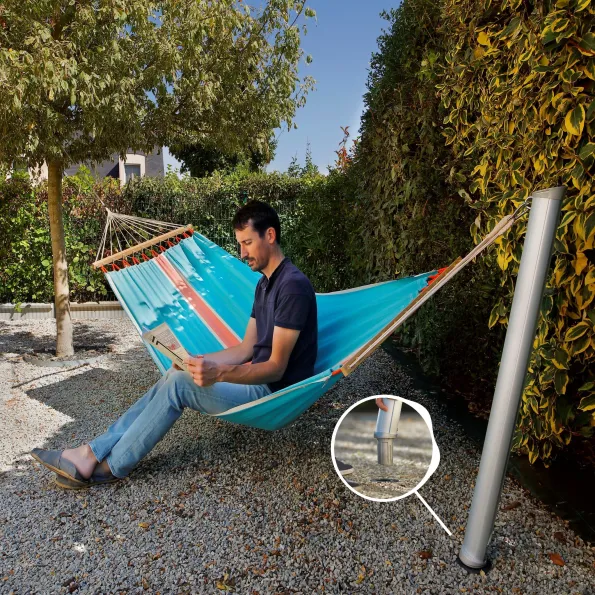 Support de hamac combiné à un arbre, installation simple pour créer un espace détente naturel.