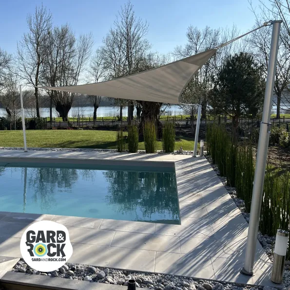 Mástil de vela de sombra alrededor de la piscina