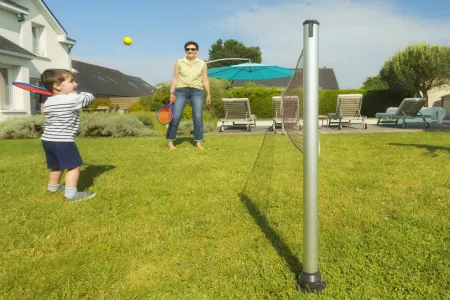 Postes ajustables en altura para juegos de raqueta y deportes de red, aptos para tenis, vóley y bádminton al aire libre.